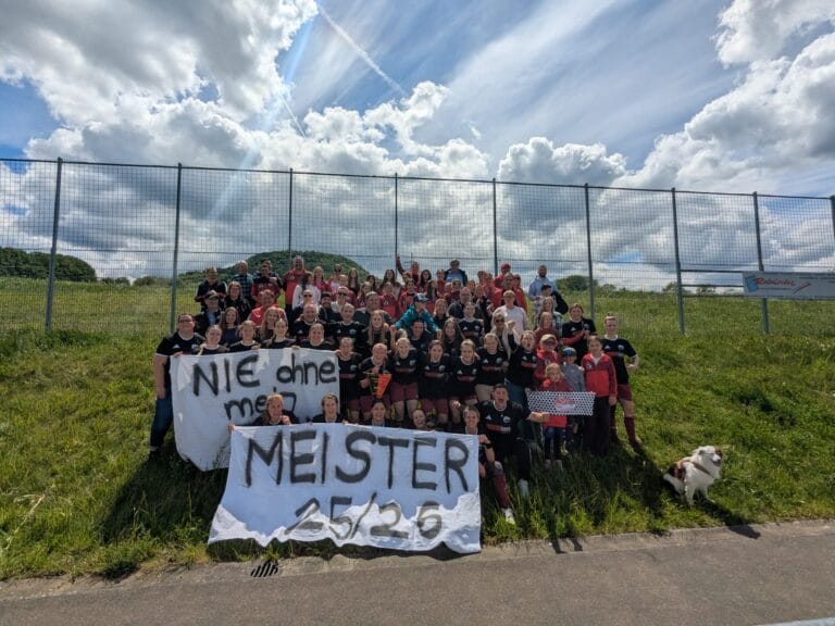 SKV Eningen Frauen krönen starke Saison mit der Meisterschaft 🏆⚽ Meisterbild. Frauenmannschaft des SKV Eningen feiert gemeinsam mit Fans und Unterstützern die Meisterschaft in der Bezirksliga auf dem Sportplatz